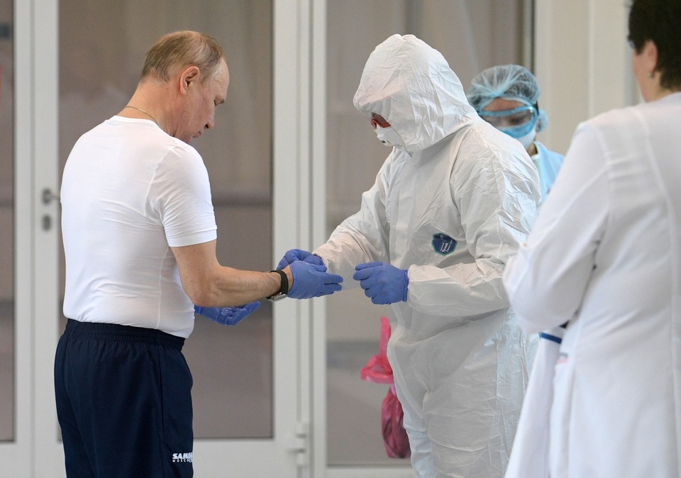Ông Putin mặc đồ bảo hộ thăm bệnh nhân Covid-19 - 1 Ông Putin mặc đồ bảo hộ thăm bệnh nhân Covid-19 - 1