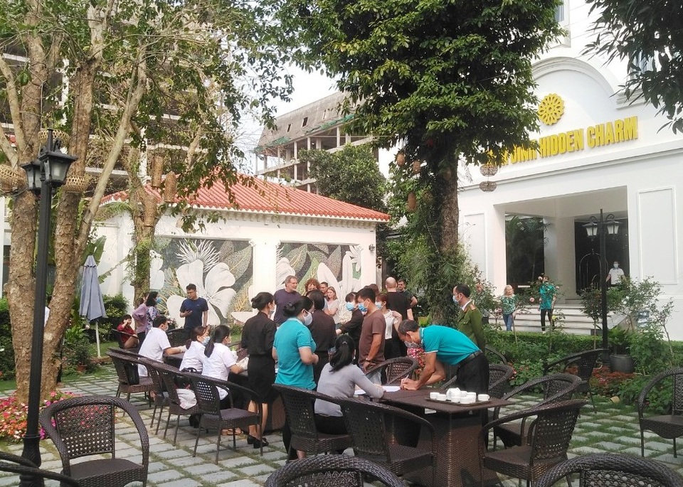 Dỡ bỏ cách ly khách sạn có người Anh đi chuyến bay VN0054 - 2 Dỡ bỏ cách ly khách sạn có người Anh đi chuyến bay VN0054 - 2