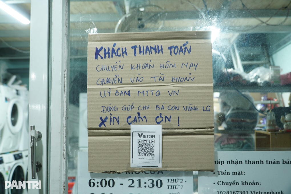 Chủ tiệm giặt ủi ở TPHCM dán tài khoản của MTTQ cho khách thanh toán - 1