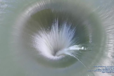 “Hố tử thần” nằm giữa hồ như “nuốt chửng” mọi vật xung quanh