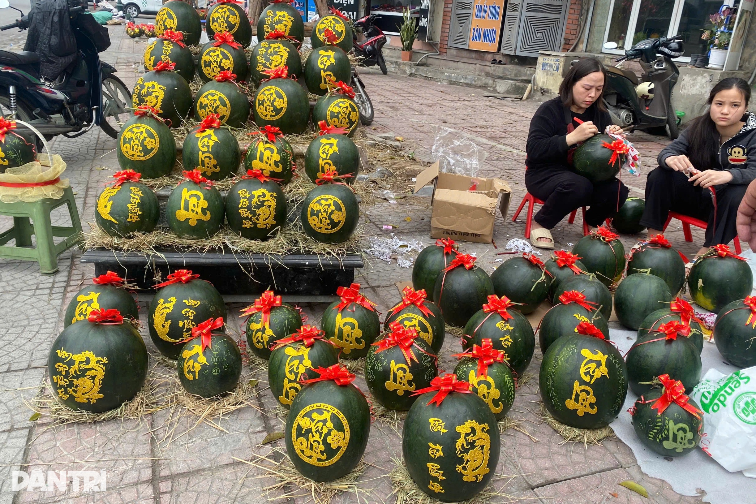 Dưa hấu tạo hình, khắc chữ ở Hà Nội, TPHCM  hút khách ngày Tết - 1 Dưa hấu tạo hình, khắc chữ ở Hà Nội, TPHCM  hút khách ngày Tết - 1