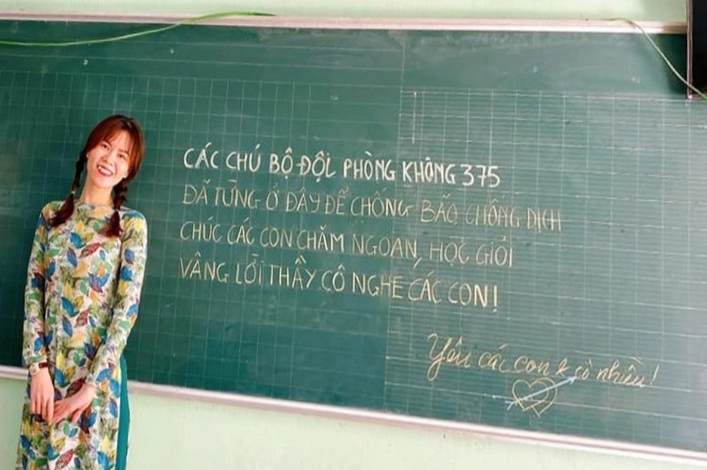 Bất ngờ với dòng chữ đáng yêu của chú bộ đội trên bảng lớp học mùa dịch - 3 Bất ngờ với dòng chữ đáng yêu của chú bộ đội trên bảng lớp học mùa dịch - 3