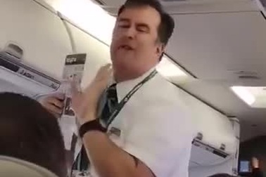 Tiếp viên hàng không với màn hướng dẫn an toàn bay hài hước