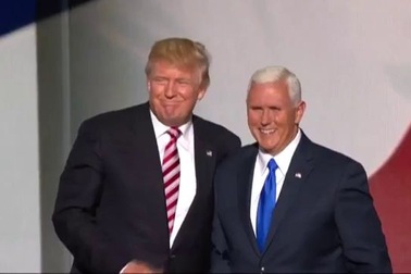 Tỷ phú Trump hôn gió “phó tướng” tại đại hội đảng Cộng hòa