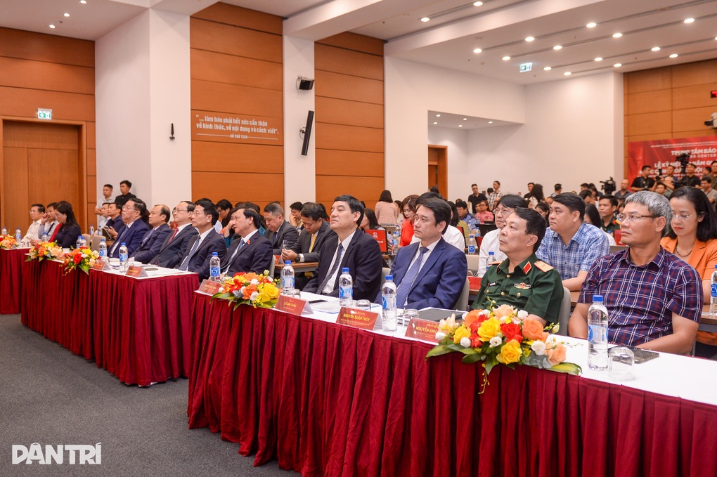 Khai trương Trung tâm Báo chí và phát hành bộ tem đặc biệt dịp Quốc khánh - 1 Khai trương Trung tâm Báo chí và phát hành bộ tem đặc biệt dịp Quốc khánh - 1