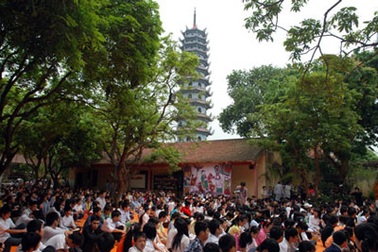 Hơn 500 học sinh tham dự tư vấn mùa thi tại chùa