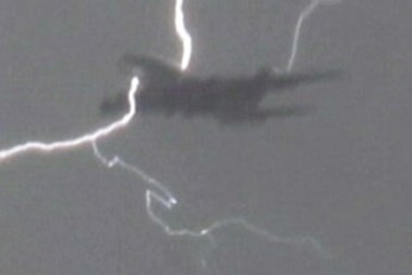 Rợn tóc gáy với clip ghi cảnh sét đánh trúng máy bay ở Anh