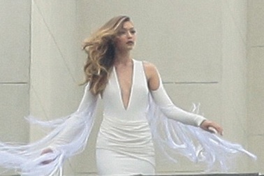 Siêu mẫu 20 tuổi đẹp kiều diễm với váy trắng