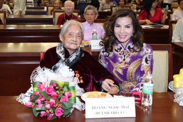 TS. Kim Hồng mừng mẹ chồng nhận danh hiệu Mẹ Việt Nam anh hùng