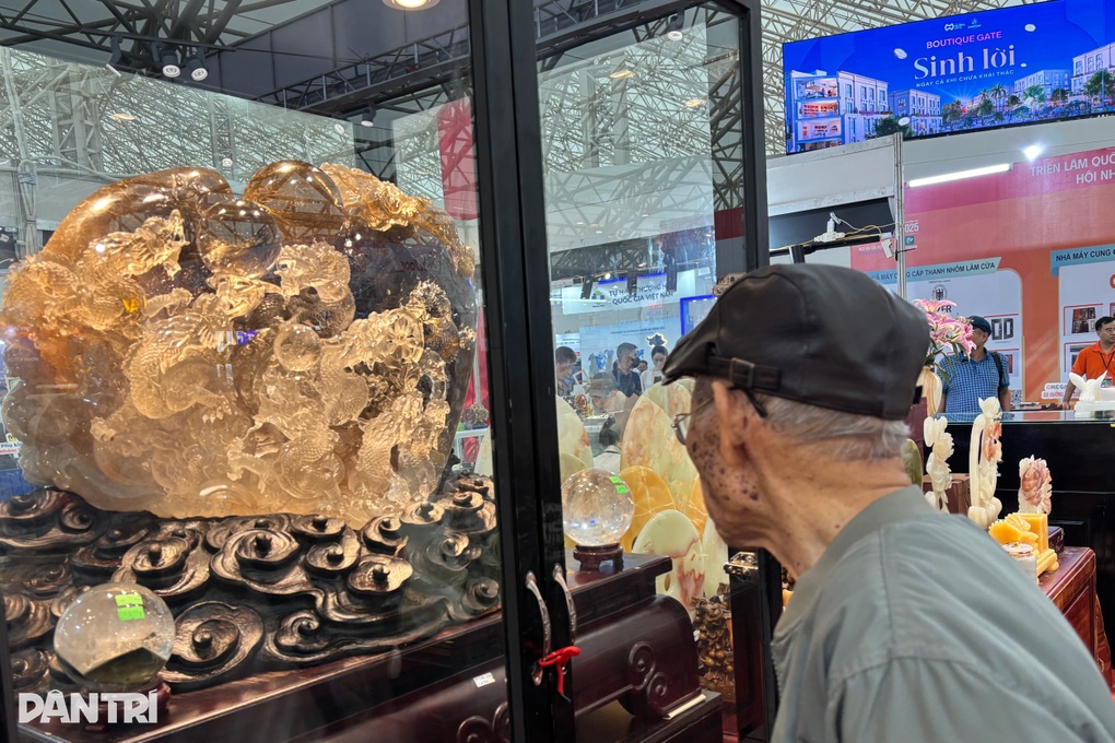 Khối đá quý tạo nên bức điêu khắc 10 tỷ đồng gây sốt ở Hà Nội - 1 Khối đá quý tạo nên bức điêu khắc 10 tỷ đồng gây sốt ở Hà Nội - 1