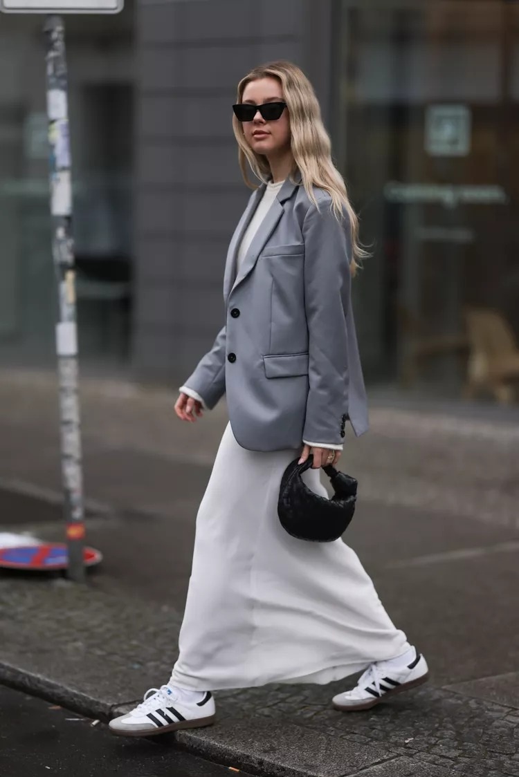 តើធ្វើដូចម្តេចដើម្បីស្លៀកពាក់ការិយាល័យជាមួយស្បែកជើងប៉ាតាដើម្បីឱ្យមើលទៅទាន់សម័យនិងបុគ្គល? - ៥ Mặc đồ công sở với giày sneakers thế nào để trông sành điệu, cá tính? - 5