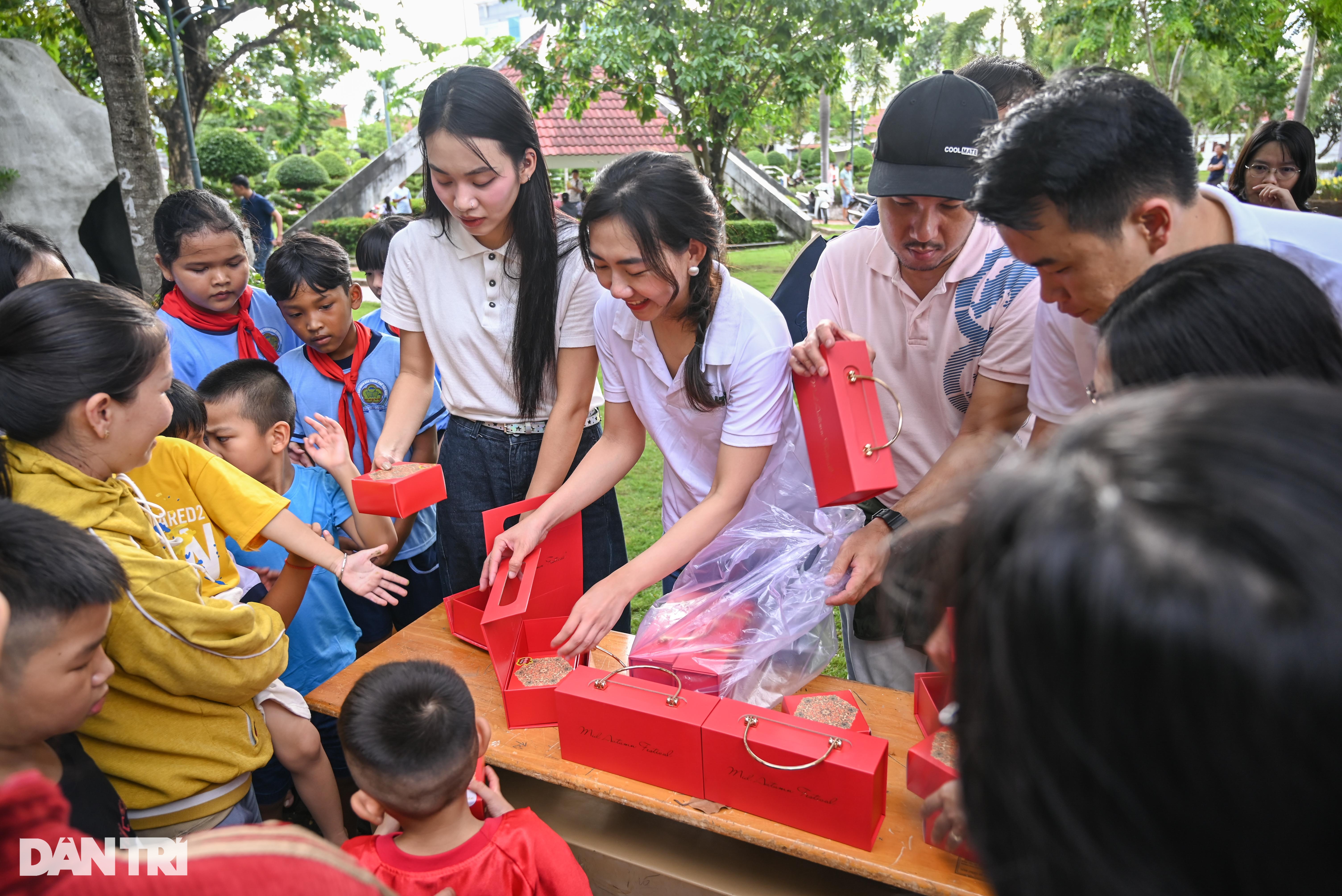 View - Á hậu Minh Kiên, ca sĩ Giana, Nguyễn Huy đón Trung thu cùng trẻ em Tây Ninh | Báo Dân trí