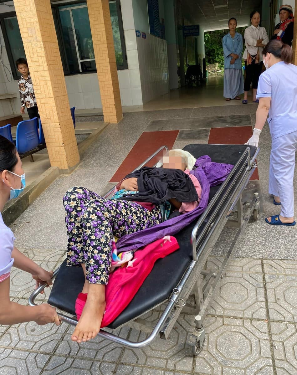 Pregnant woman gives birth on the roadside, male nurse happens to pass by to help deliver baby - 3 Thai phụ sinh con bên lề đường được nam điều dưỡng tình cờ đi qua đỡ đẻ - 3
