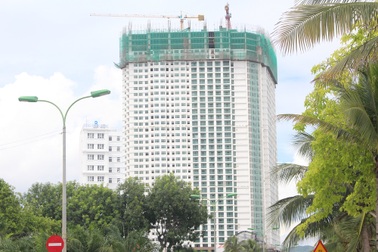 Cao ốc “xé rào” chắn biển Nha Trang: Vẫn thi công dù bị phong tỏa