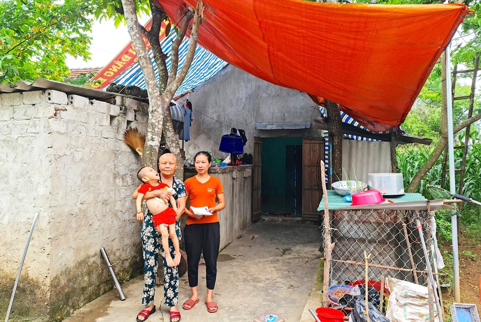 Thương người phụ nữ ngày chăm bố mẹ chồng bệnh tật, tối đi mò cua kiếm tiền - 5 Thương người phụ nữ ngày chăm bố mẹ chồng bệnh tật, tối đi mò cua kiếm tiền - 5
