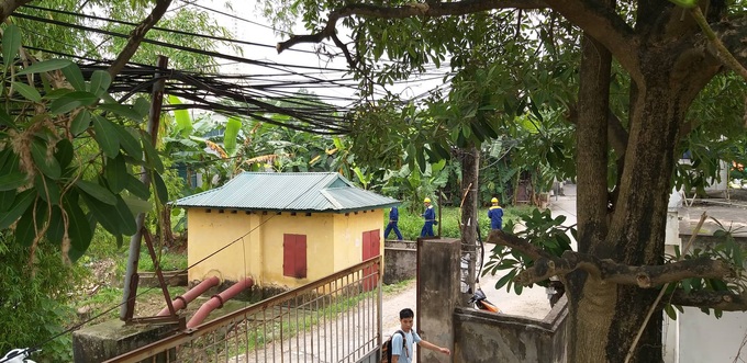 Hiện trường vụ cháy làm 8 người chết tại Hà Nội: Người mẹ gào khóc ngồi đợi nhận thi thể con trai - Ảnh 11. Hiện trường vụ cháy làm 8 người chết tại Hà Nội: Người mẹ gào khóc ngồi đợi nhận thi thể con trai - Ảnh 11.