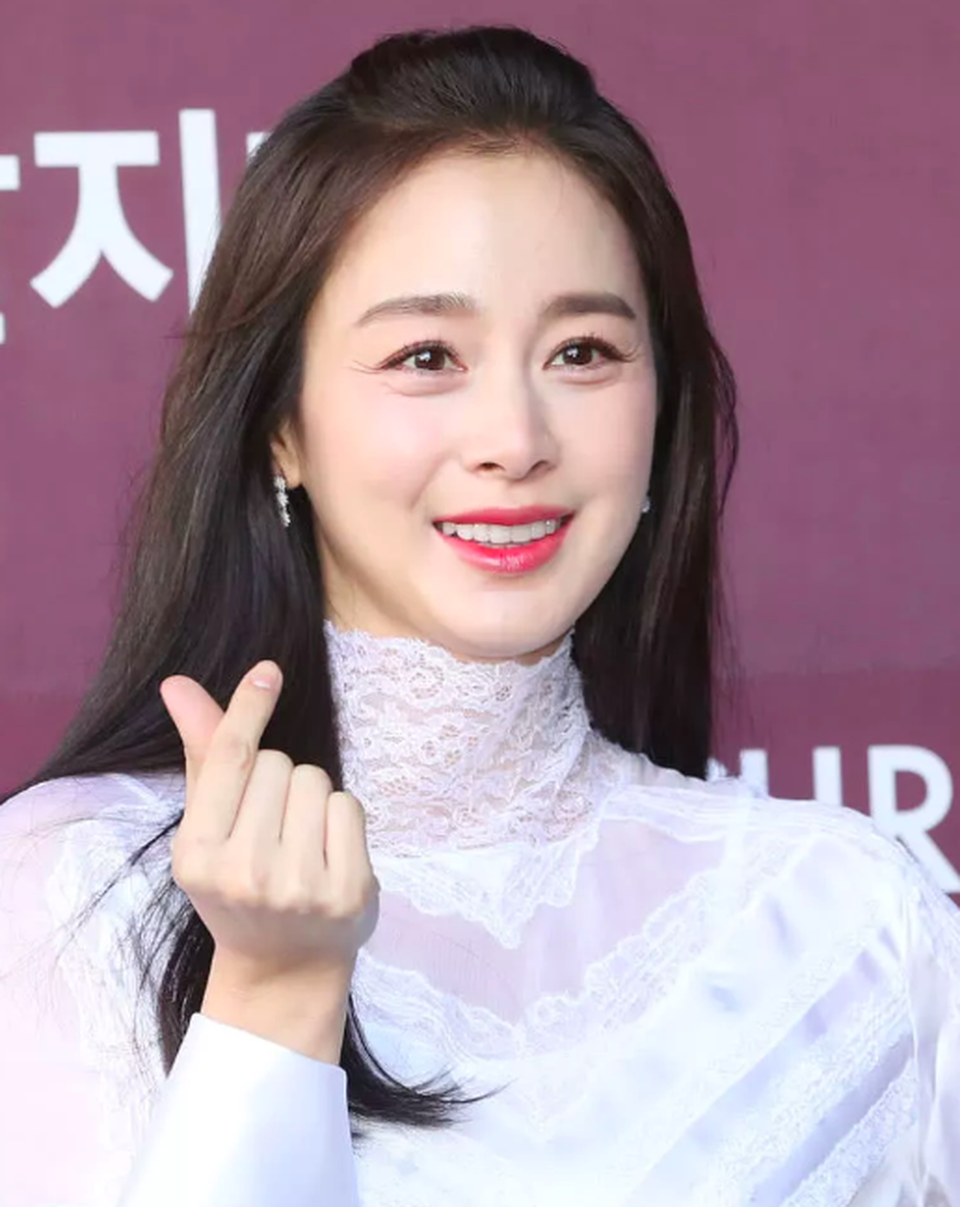 Lộ nếp nhăn đuôi mắt, Kim Tae Hee vẫn được khen xinh đẹp “không góc chết” - 4 Lộ nếp nhăn đuôi mắt, Kim Tae Hee vẫn được khen xinh đẹp “không góc chết” - 4