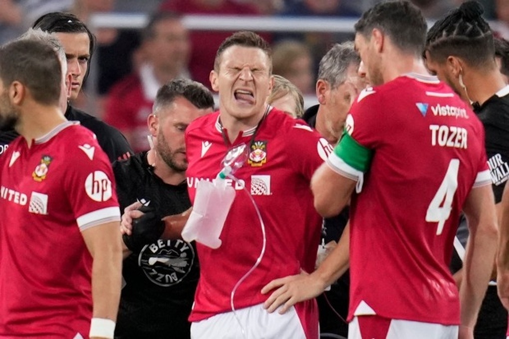 Pha vào bóng của thủ thành Man Utd khiến đối thủ thủng phổi - 2 Pha vào bóng của thủ thành Man Utd khiến đối thủ thủng phổi - 2