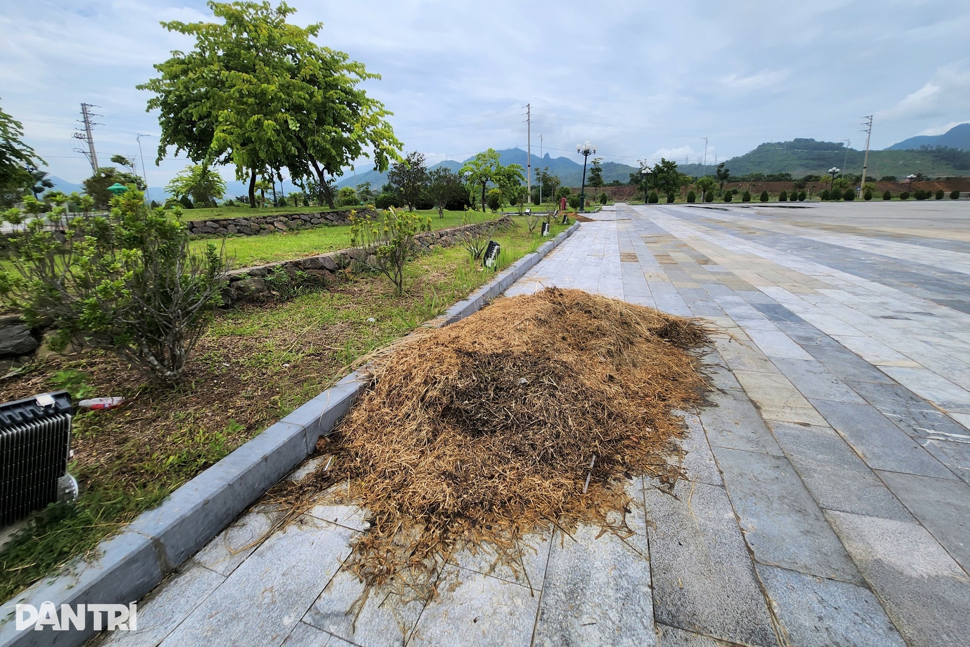 Quảng trường 250 tỷ biểu tượng văn hóa ở Hòa Bình xuống cấp nghiêm trọng - 14 Quảng trường 250 tỷ biểu tượng văn hóa ở Hòa Bình xuống cấp nghiêm trọng - 14