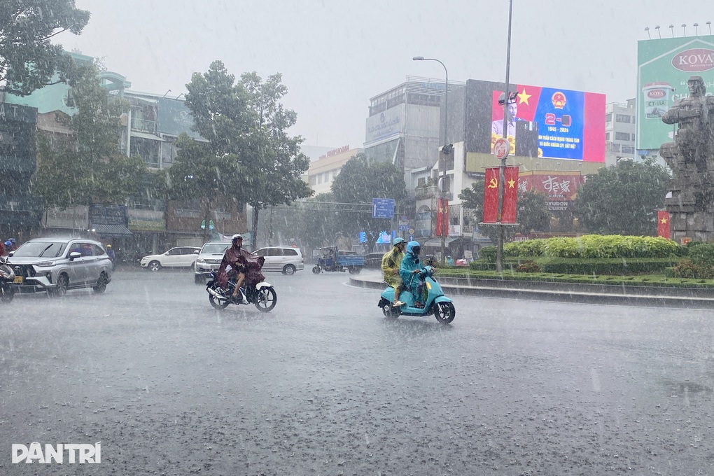 TPHCM mưa to khi bão Yagi vào vịnh Bắc Bộ - 1 TPHCM mưa to khi bão Yagi vào vịnh Bắc Bộ - 1