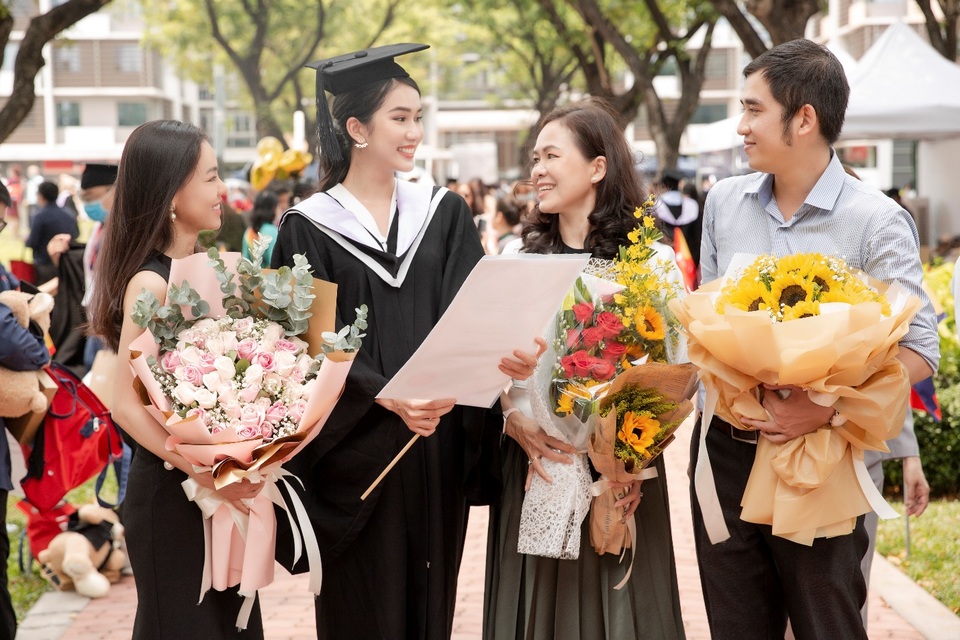 Á hậu Phương Anh tốt nghiệp thủ khoa Đại học, rạng rỡ trong ngày ra trường - 5 Á hậu Phương Anh tốt nghiệp thủ khoa Đại học, rạng rỡ trong ngày ra trường - 5