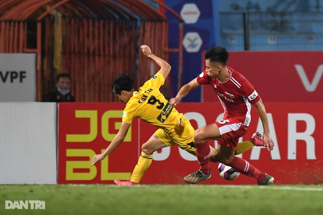 Văn Toàn tả xung hữu đột làm khổ cặp trung vệ Tiến Dũng - Ngọc Hải - 2 Văn Toàn tả xung hữu đột làm khổ cặp trung vệ Tiến Dũng - Ngọc Hải - 2