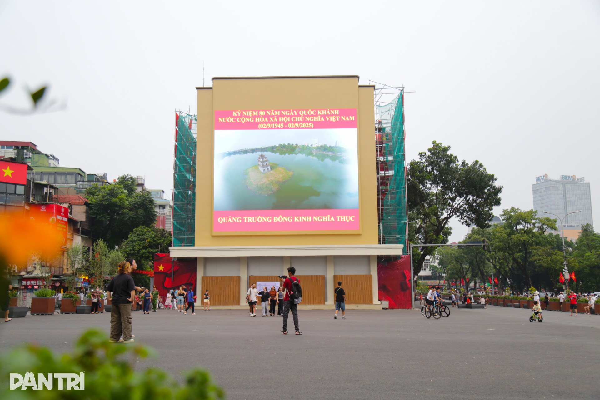 Cảnh sát phát loa, phân luồng tại Quảng trường Đông Kinh - Nghĩa Thục - 1 Cảnh sát phát loa, phân luồng tại Quảng trường Đông Kinh - Nghĩa Thục - 1