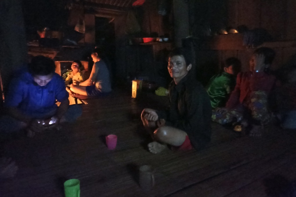 Hơn 1.000 người dân sống không điện, không đường, không sóng điện thoại - 4 Hơn 1.000 người dân sống không điện, không đường, không sóng điện thoại - 4