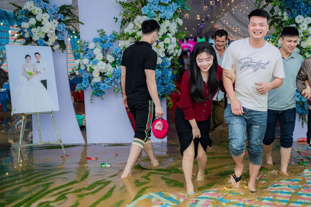 Hàng trăm người bì bõm lội nước lũ chúc mừng đôi tân hôn - 2 Hàng trăm người bì bõm lội nước lũ chúc mừng đôi tân hôn - 2