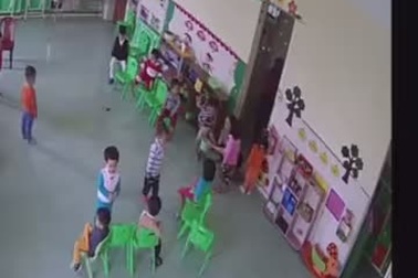 Hình ảnh tại lớp học nơi phụ huynh tố giáo viên cho trẻ “uống nước bồn cầu”
