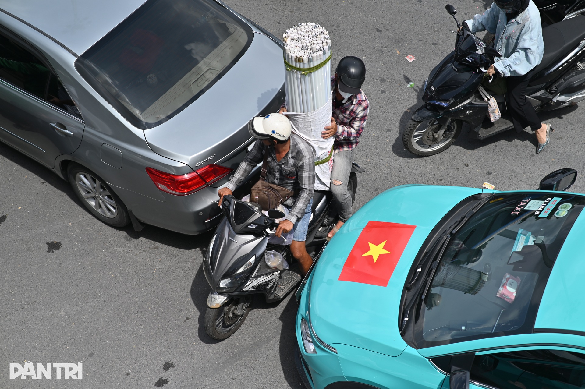 Giao thông ùn ứ từ sáng đến chiều trên đại lộ ở TPHCM - 5 Giao thông ùn ứ từ sáng đến chiều trên đại lộ ở TPHCM - 5