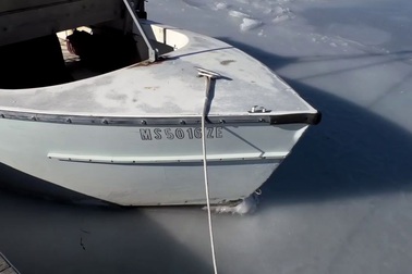 Sóng biển đóng băng trong đợt lạnh kỷ lục “như sao Hỏa” tràn qua nước Mỹ