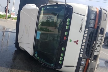 Xe tải lật nghiêng, gần 3.000 lít hóa chất chảy tràn đường