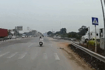 Tài xế hét thất thanh cảnh báo người đi xe máy trước "lưỡi hái tử thần"