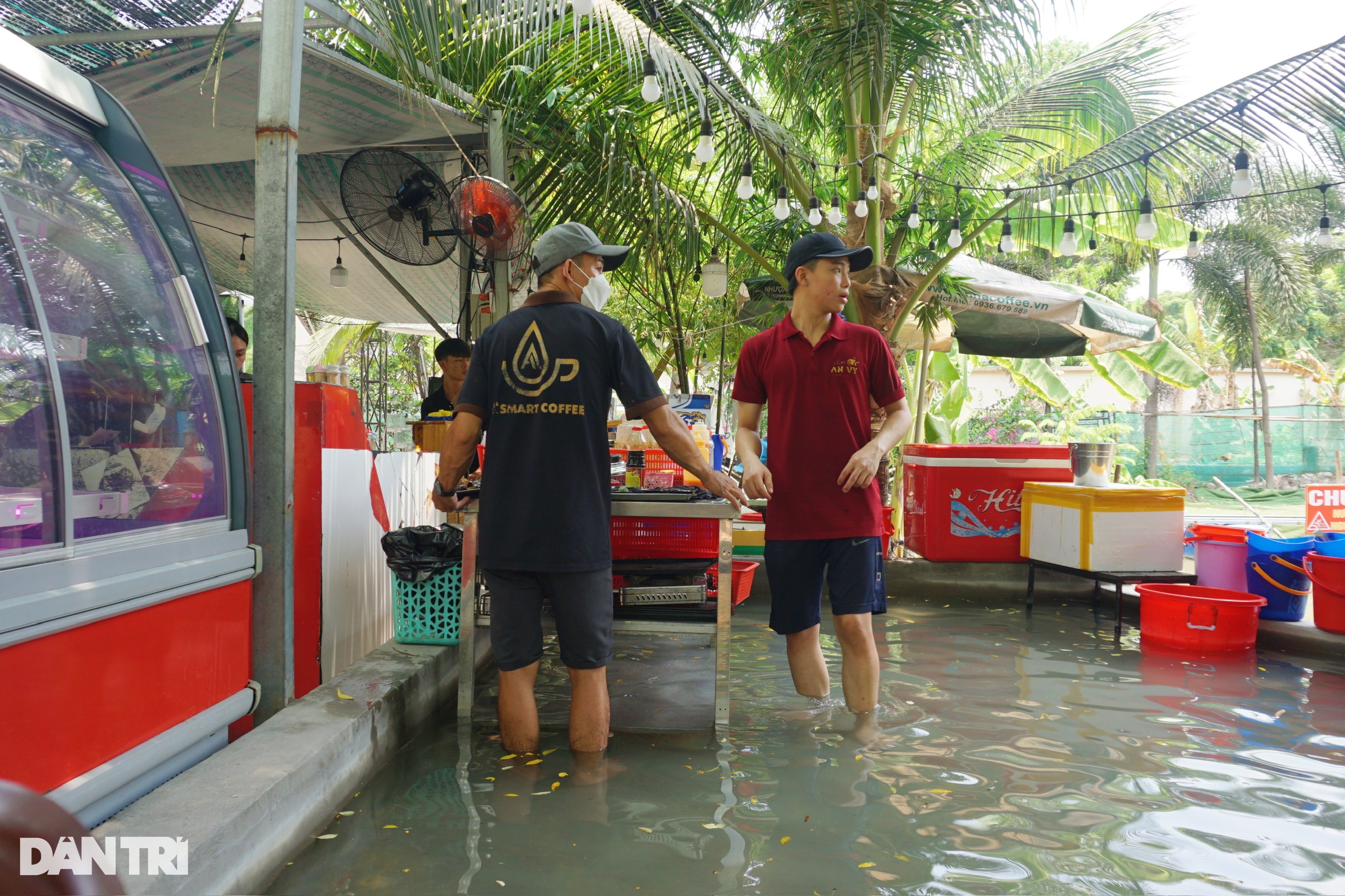 View - Quán ăn ngập lụt ở TPHCM gây tranh cãi: Khách sợ nước dơ, chủ quán nói gì? | Báo Dân trí