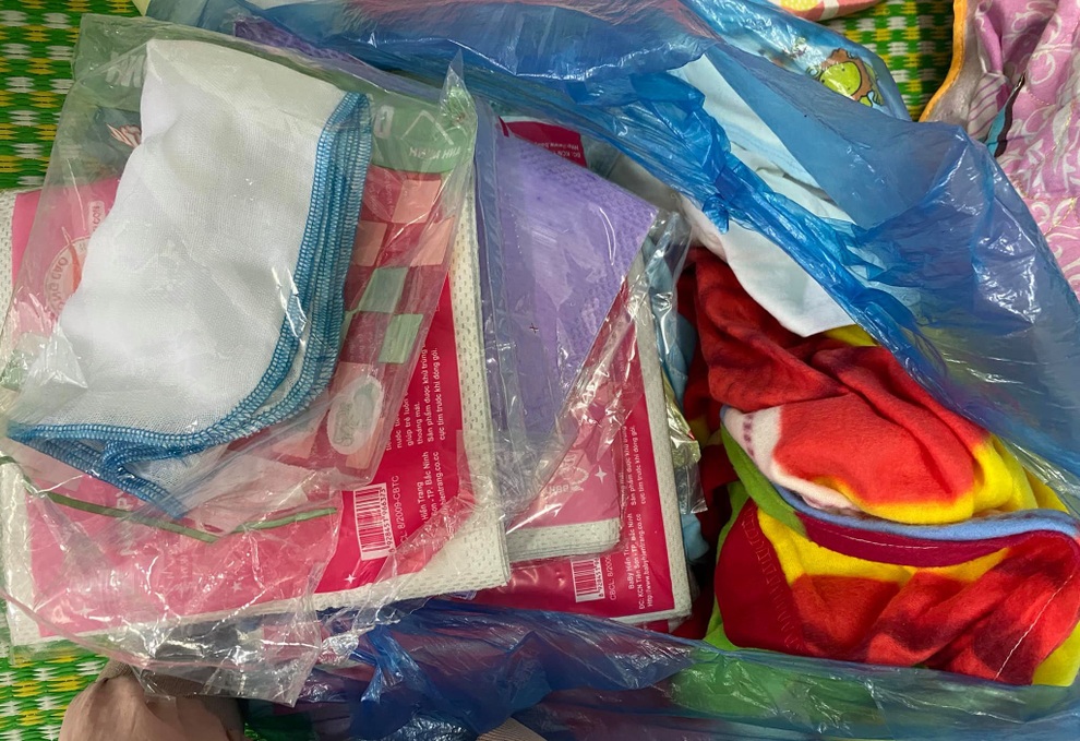 Phát hiện bé trai 3 ngày tuổi dưới chân núi, kèm lời nhắn của người thân - 2 Phát hiện bé trai 3 ngày tuổi dưới chân núi, kèm lời nhắn của người thân - 2