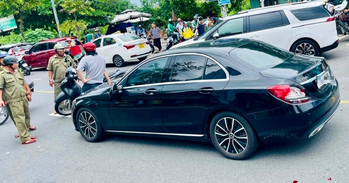 Người đàn ông chặn đầu ô tô Mercedes rồi đập phá ở TPHCM