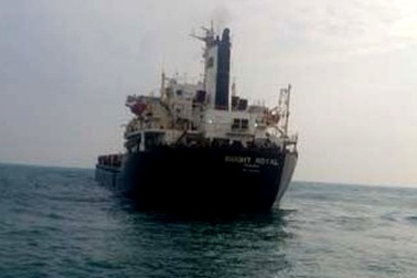 11 ngư dân cùng tàu cá 2 ngày trôi tự do trên biển