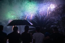 Hàng vạn người đội mưa xem pháo hoa ở Phú Thọ dịp Giỗ Tổ Hùng Vương