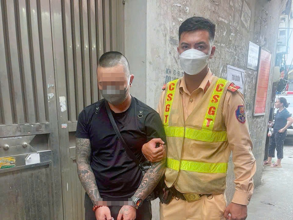 CSGT phát hiện nam thanh niên tàng trữ ma túy trên phố Hồ Tùng Mậu - 1