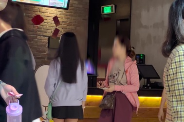 Phụ huynh dẫn con ra rạp xem "Mai"