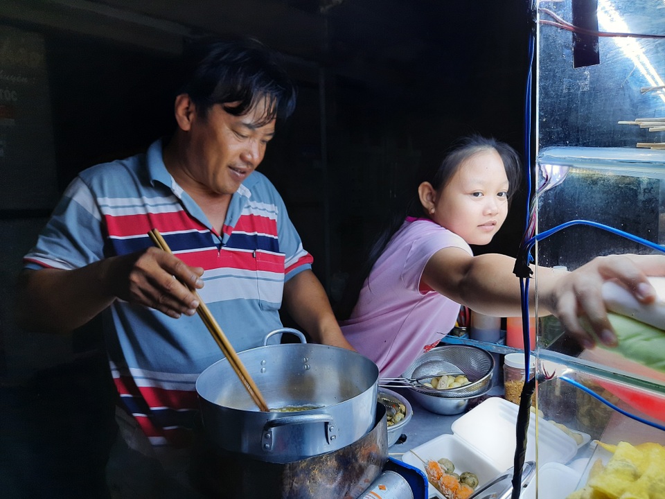 Bươn chải nghề bán cá viên chiên đêm ở Sài Gòn - 5 Bươn chải nghề bán cá viên chiên đêm ở Sài Gòn - 5