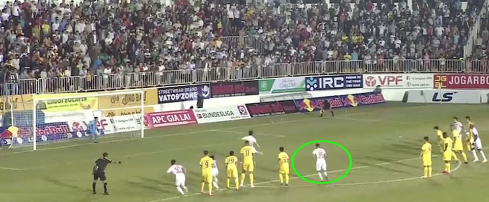 Công Phượng ghi bàn thắng sai luật ở phút 95 vào lưới Nam Định - 1