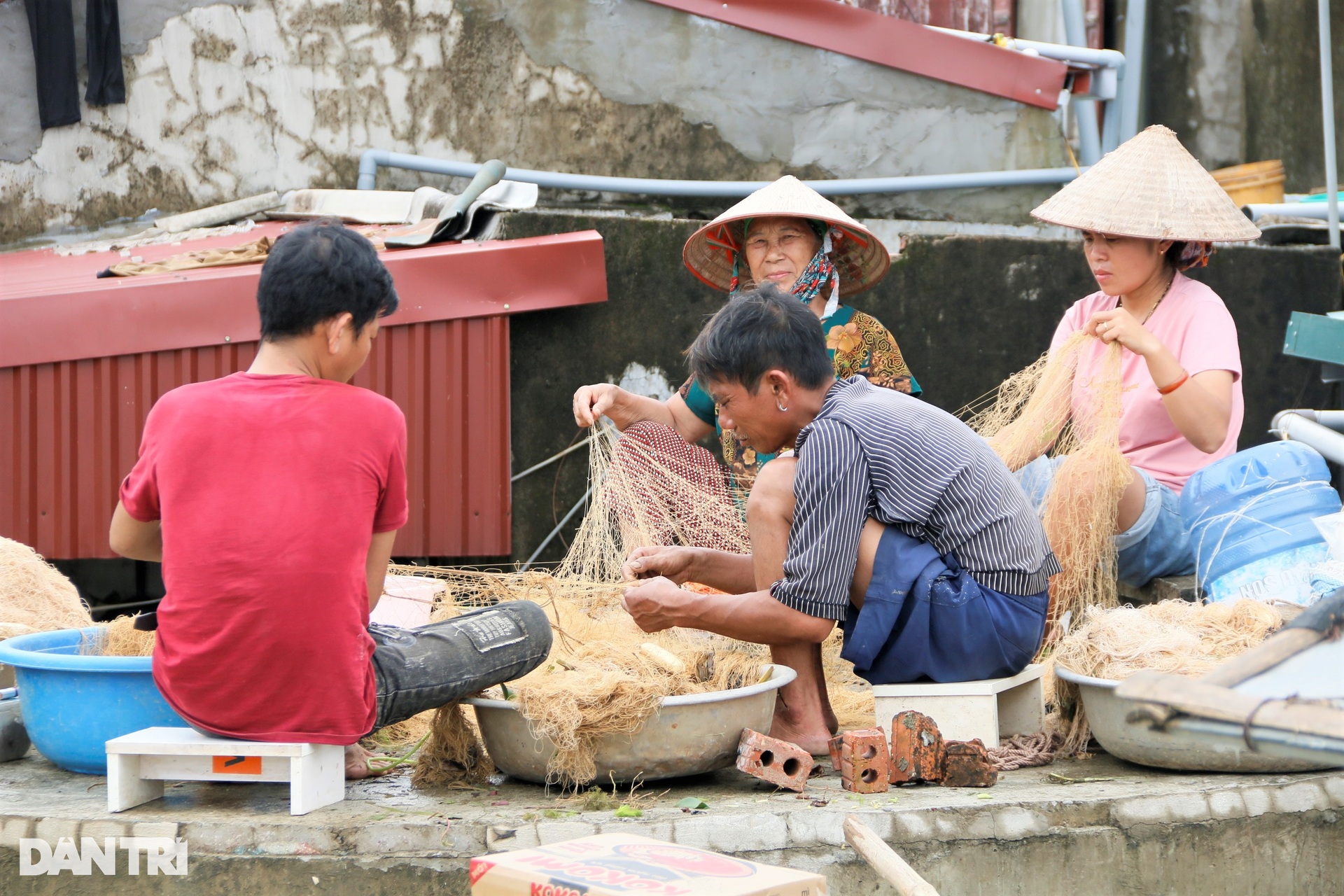 Cảnh sống trên thuyền, ngủ mái nhà ở rốn lũ sông Hoàng Long - 8 Cảnh sống trên thuyền, ngủ mái nhà ở rốn lũ sông Hoàng Long - 8