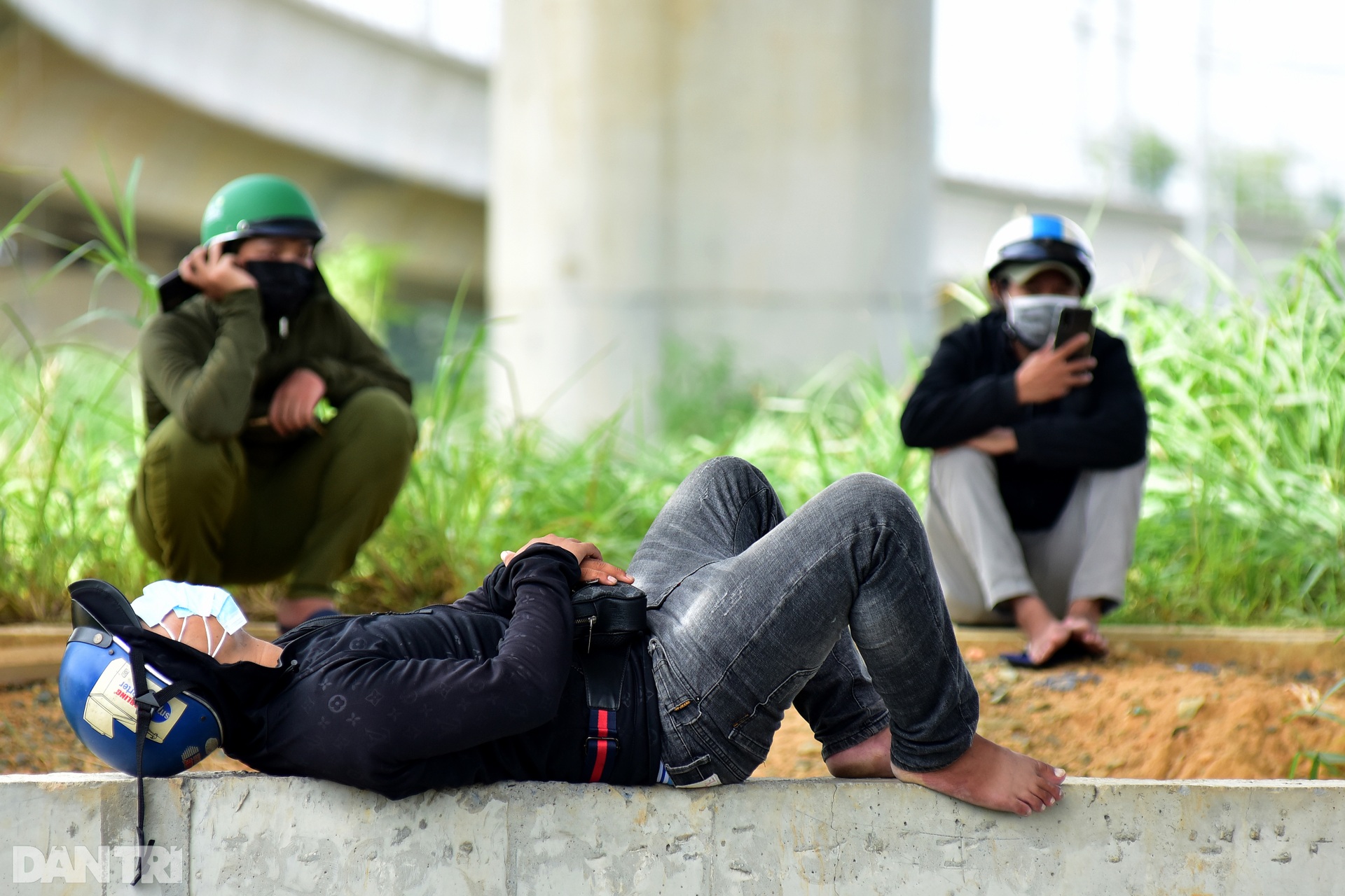 Lực lượng tuần tra dẫn đoàn người ở cửa ngõ định về quê quay trở lại TPHCM - 10 Lực lượng tuần tra dẫn đoàn người ở cửa ngõ định về quê quay trở lại TPHCM - 10