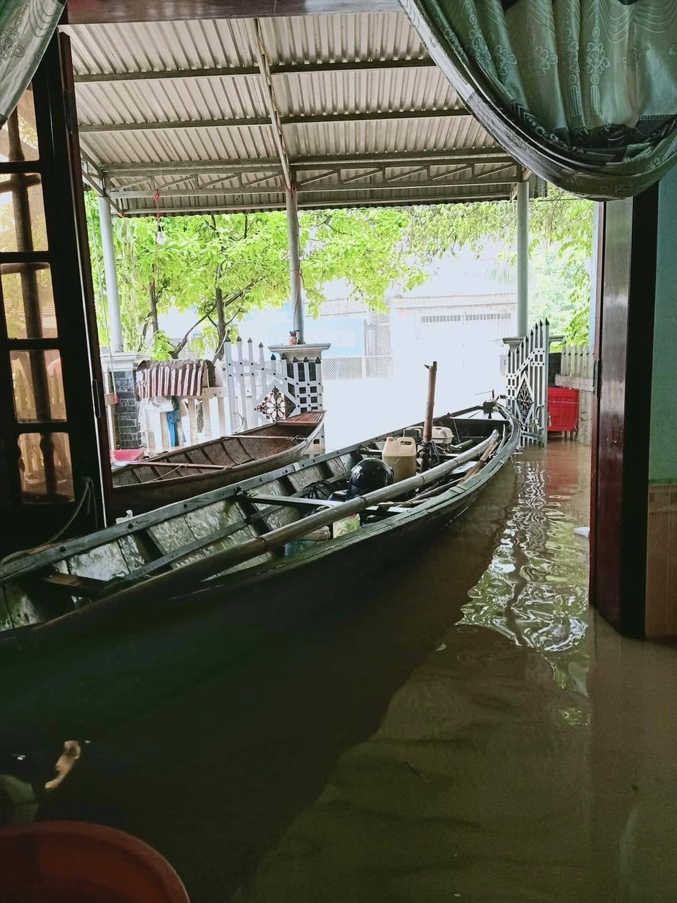 Người dân đổ ra đường giăng lưới bắt cá giữa lũ lớn - 4 Người dân đổ ra đường giăng lưới bắt cá giữa lũ lớn - 4