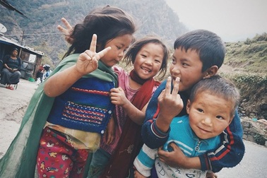 Nụ cười thơ ngây hồn hậu của những em bé Nepal