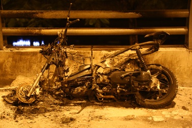 Mở cốp xe Air Blade, thấy xe bốc cháy