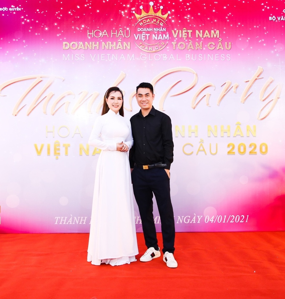 Nhà báo Trung Hoàng trao giải người đẹp truyền thông 2020 - 2 Nhà báo Trung Hoàng trao giải người đẹp truyền thông 2020 - 2