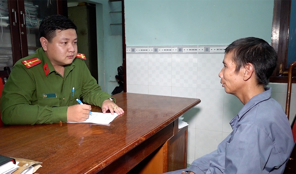 Kẻ trốn truy nã bị bắt khi đang đi ăn xin - 1 Kẻ trốn truy nã bị bắt khi đang đi ăn xin - 1